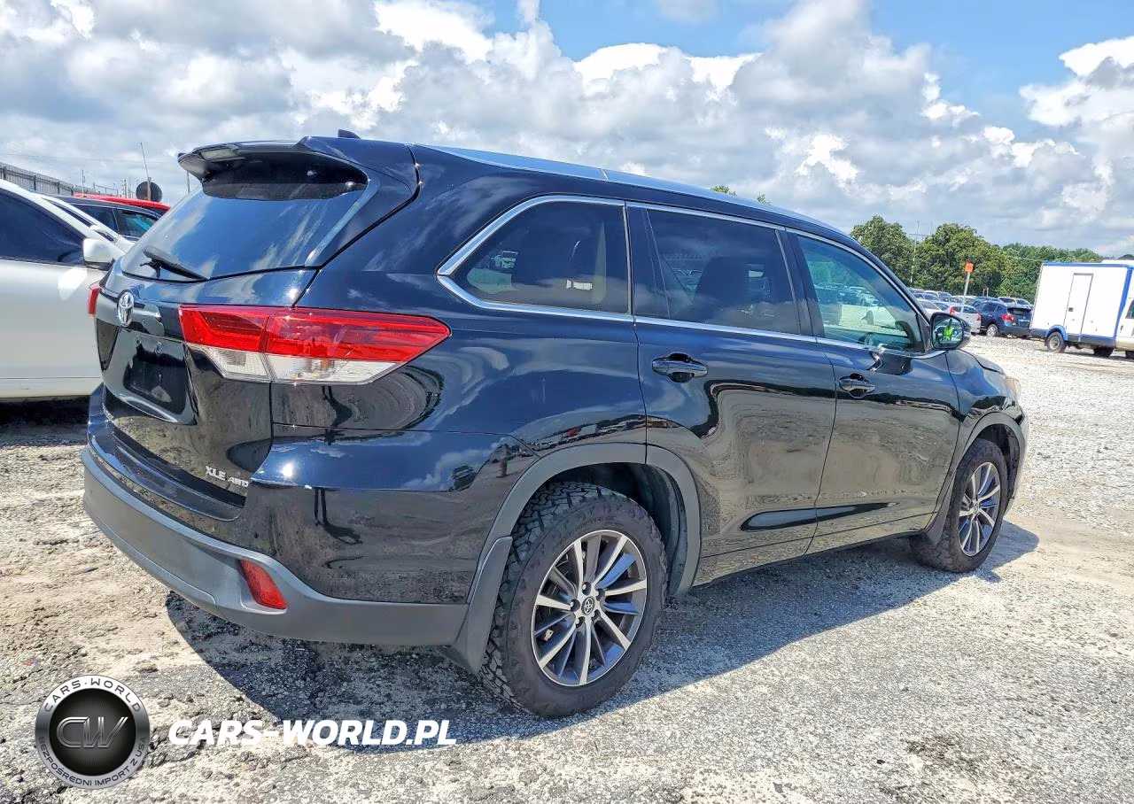 2018 Toyota Highlander Xle VIN:5TDJZRFH7JS531609 - 3