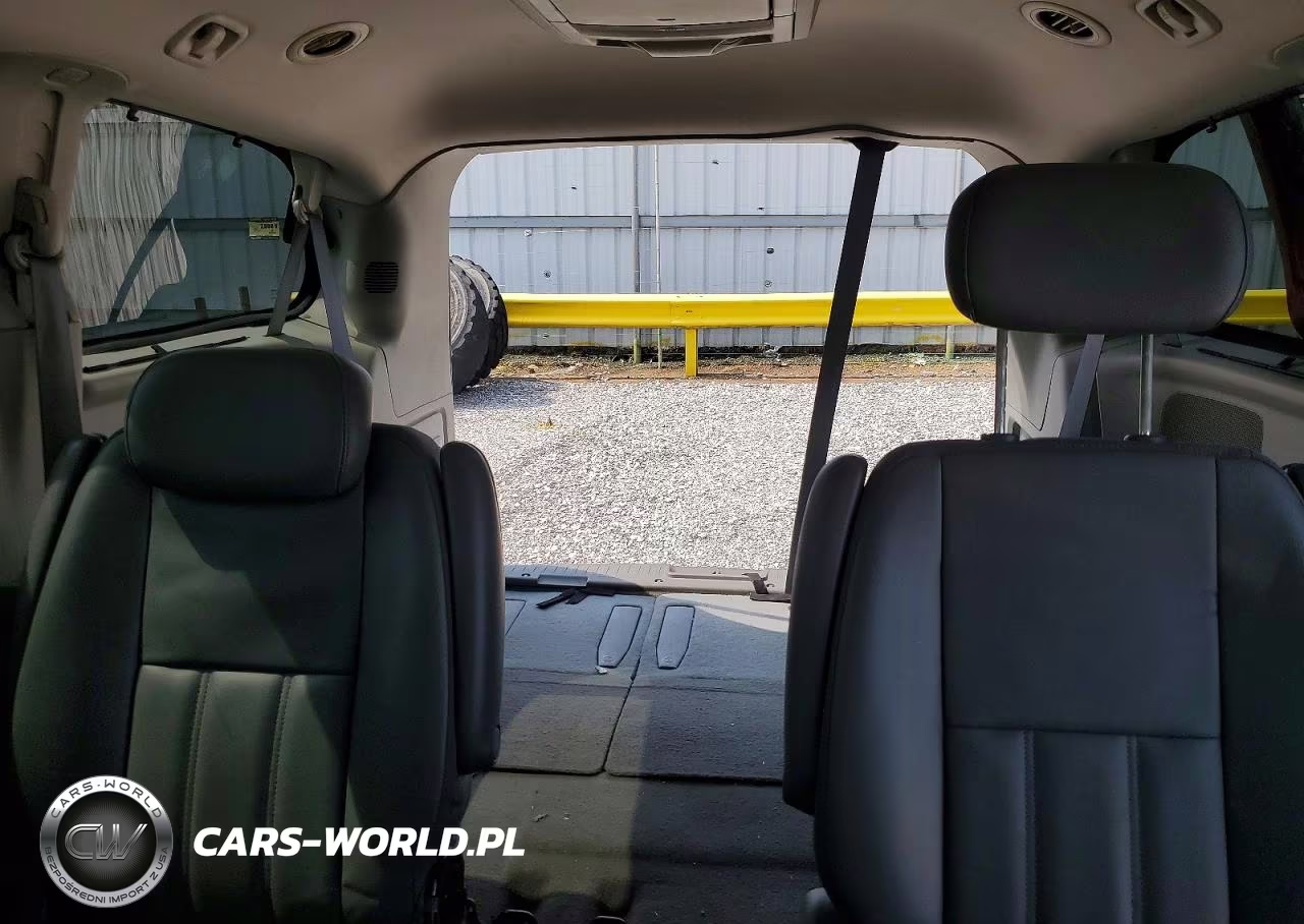 2010 Chrysler Town & Country Touring VIN:2A4RR5D10AR110030 - 10