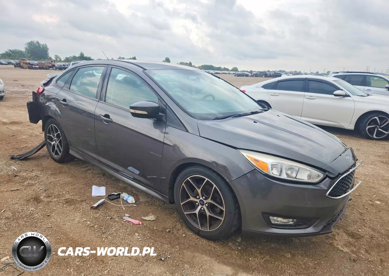 2016 Ford Focus Se VIN:1FADP3F23GL225857 - 4