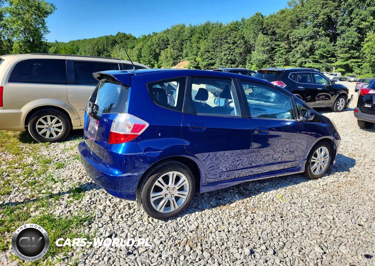 2011 Honda Fit Sport VIN:JHMGE8H52BC019146 - 3