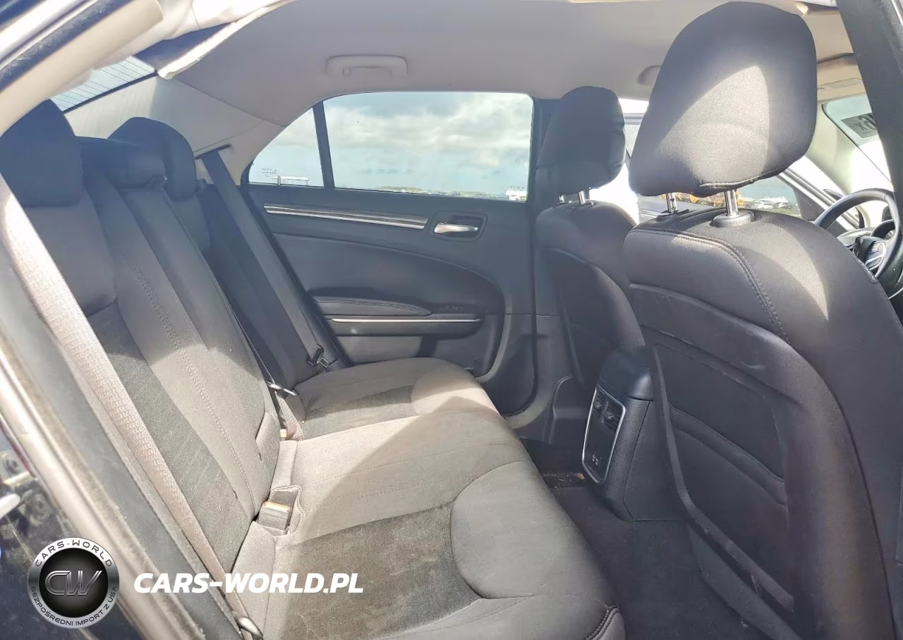 2019 Chrysler 300 Touring VIN:2C3CCAAG6KH747272 - 10