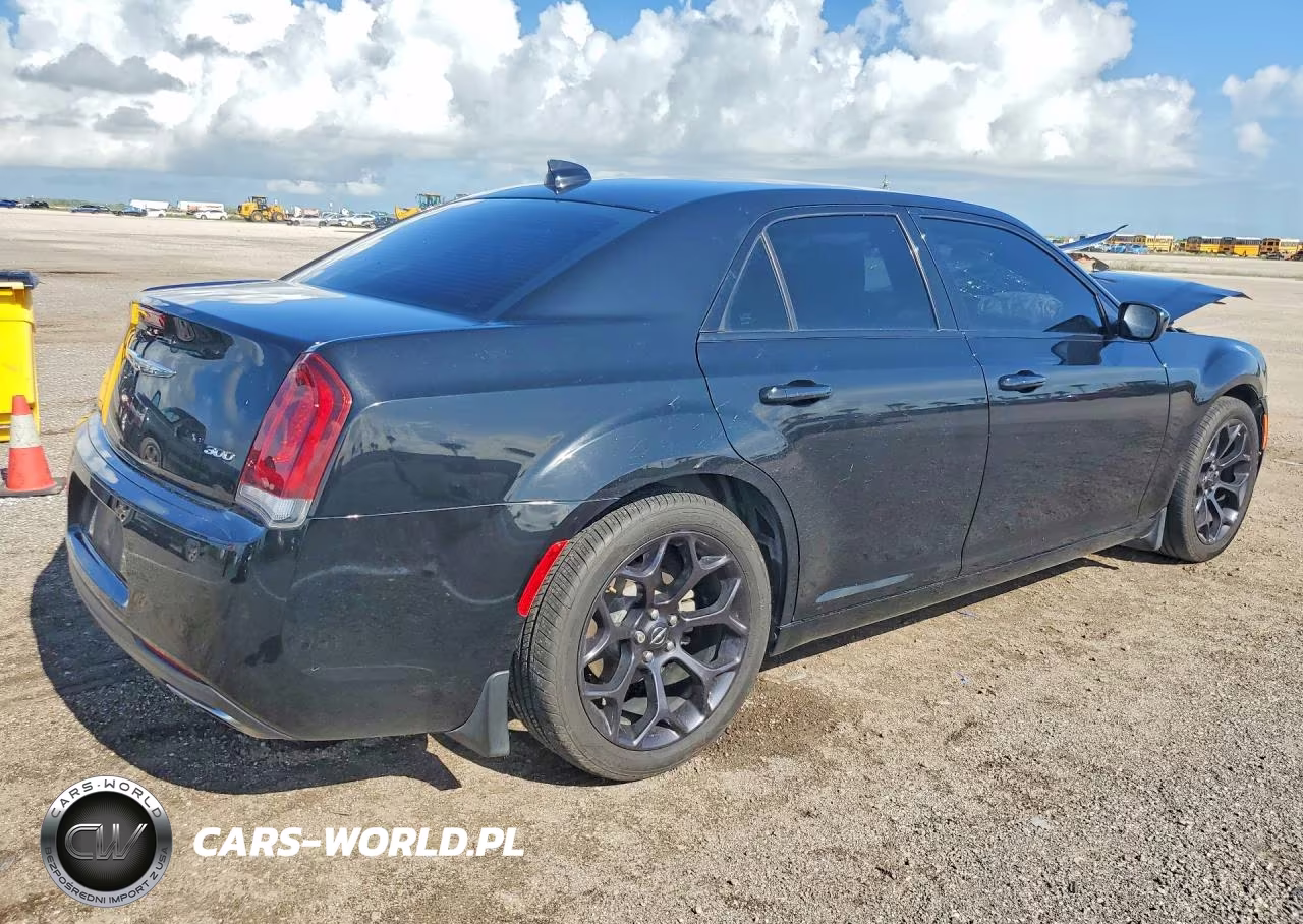 2019 Chrysler 300 Touring VIN:2C3CCAAG6KH747272 - 3