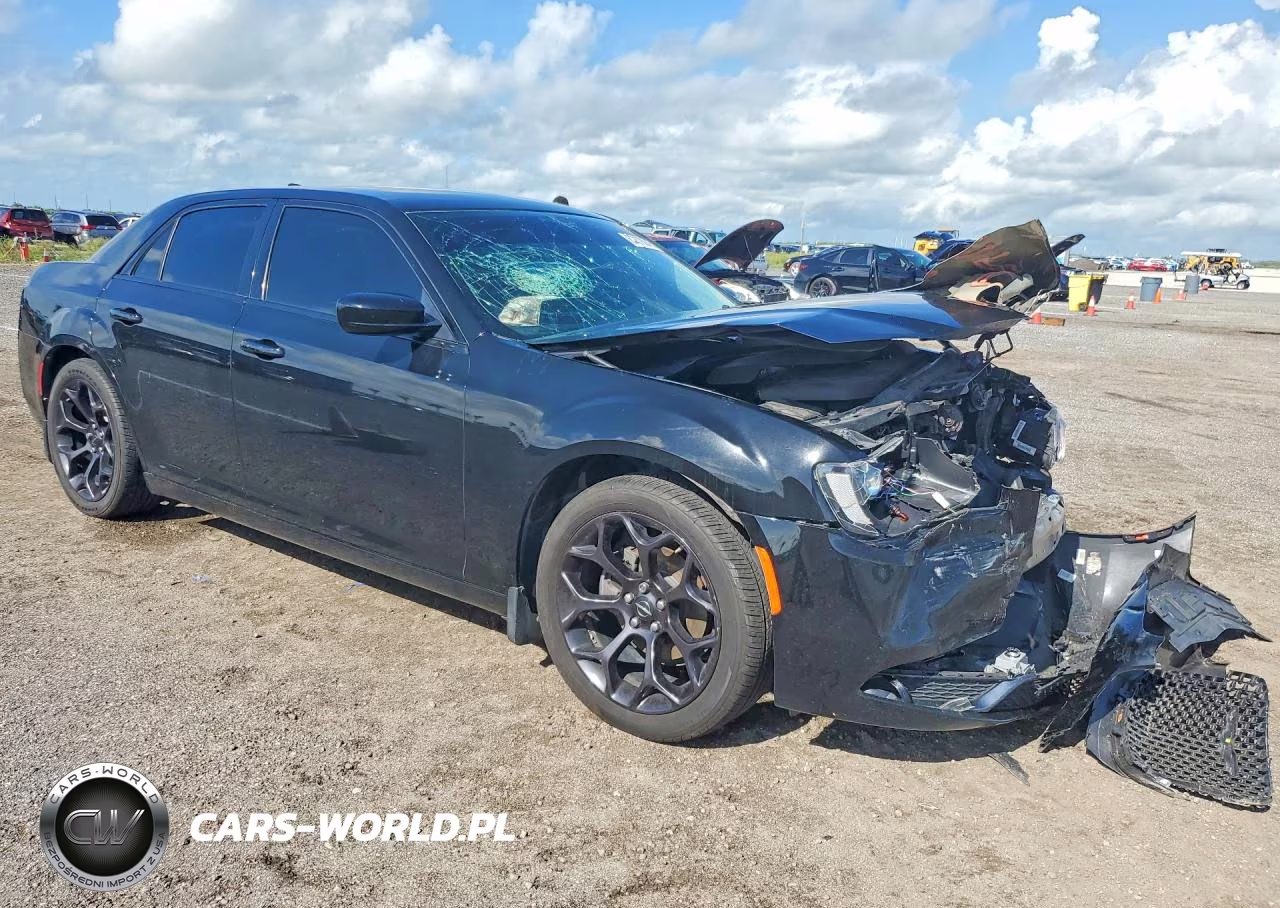 2019 Chrysler 300 Touring VIN:2C3CCAAG6KH747272 - 4