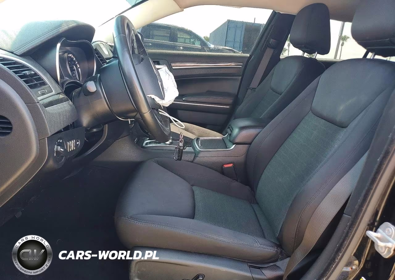 2019 Chrysler 300 Touring VIN:2C3CCAAG6KH747272 - 7