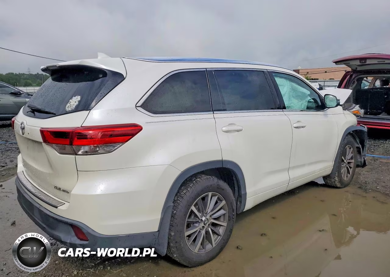 2018 Toyota Highlander Xle VIN:5TDJZRFH3JS872991 - 3