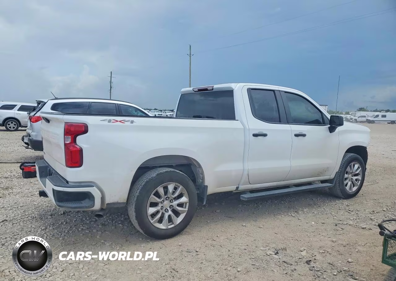 2021 Chevrolet Silverado K1500 Custom VIN:1GCRYBEK3MZ372567 - 3