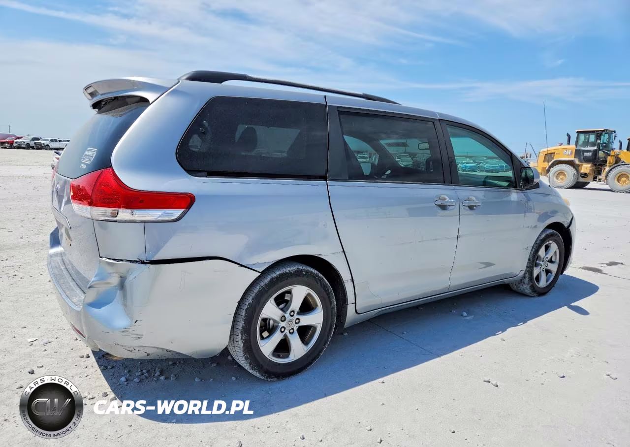 2011 Toyota Sienna Le VIN:5TDKK3DC8BS165805 - 3