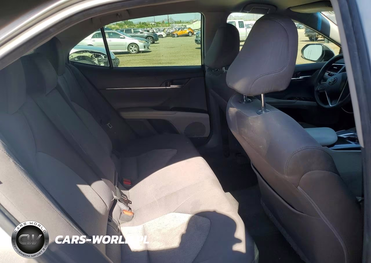 2018 Toyota Camry Le VIN:JTNB11HK4J3015792 - 10