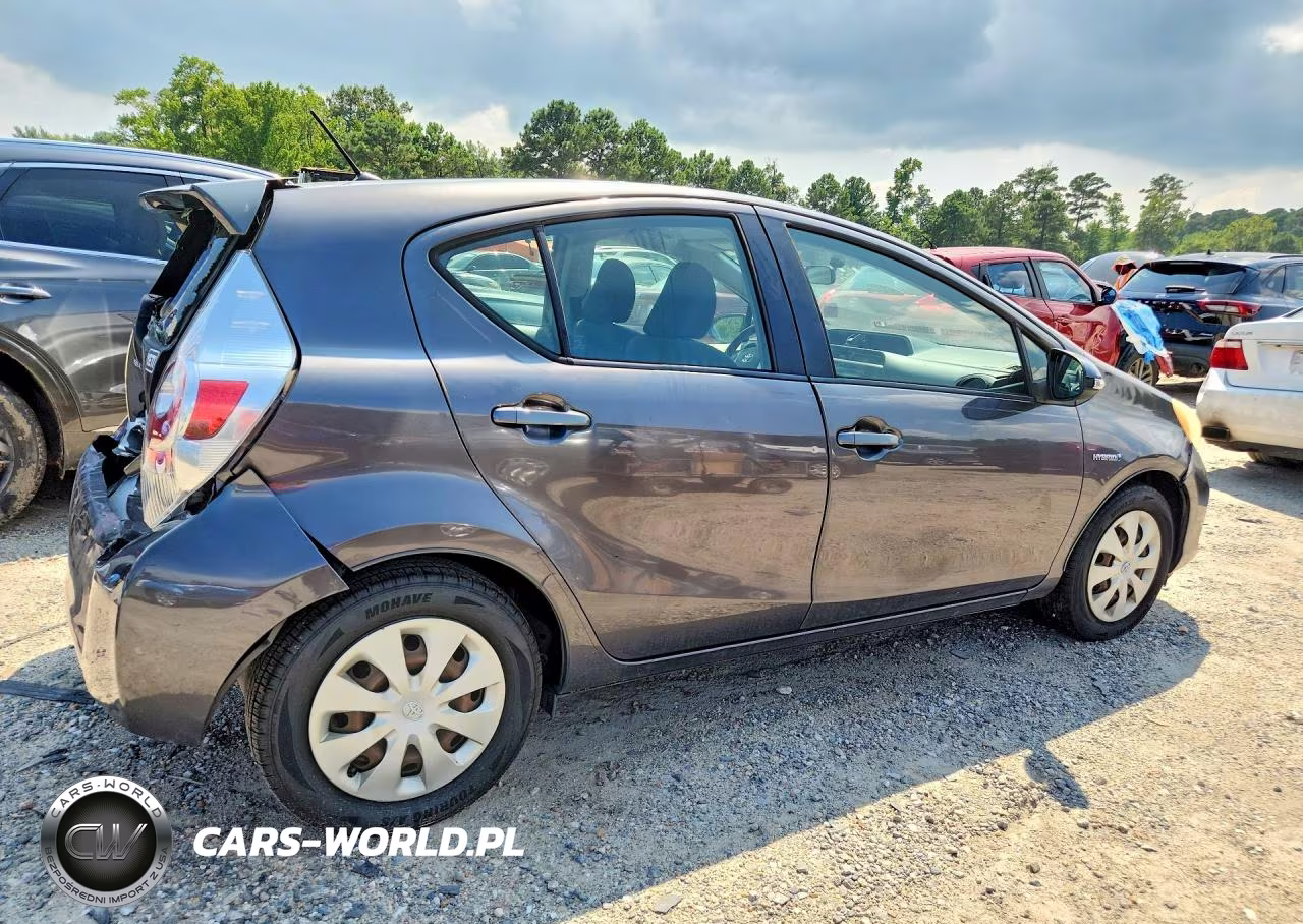 2013 Toyota Prius C Two VIN:JTDKDTB36D1540653 - 3
