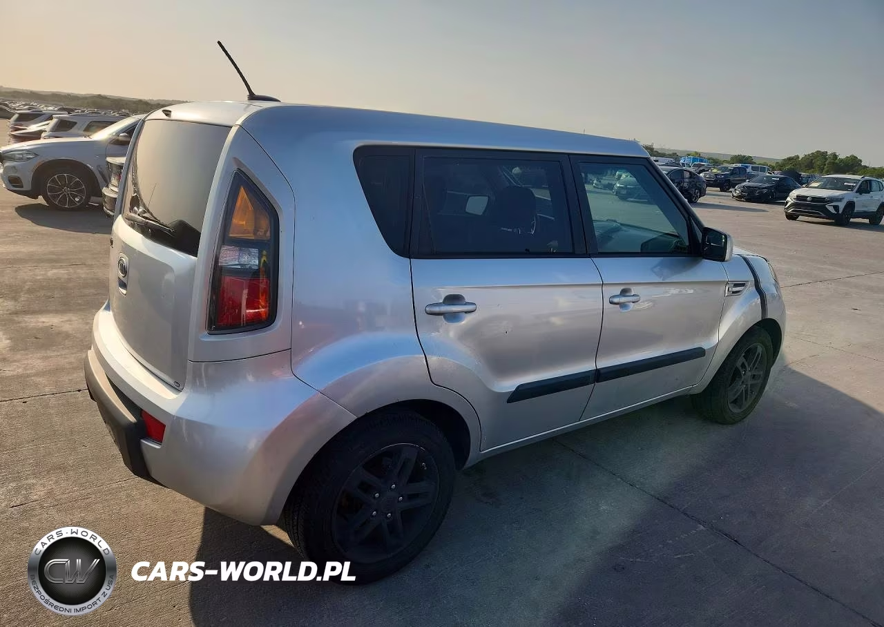 2011 Kia Soul + VIN:KNDJT2A23B7271796 - 3
