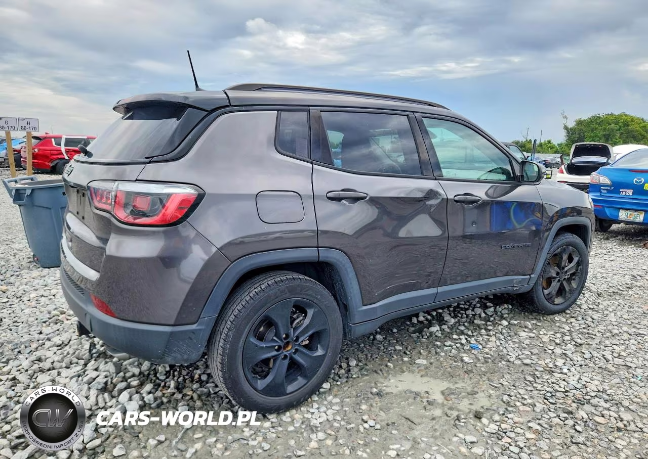 2018 Jeep Compass Latitude VIN:3C4NJCBB3JT318315 - 3