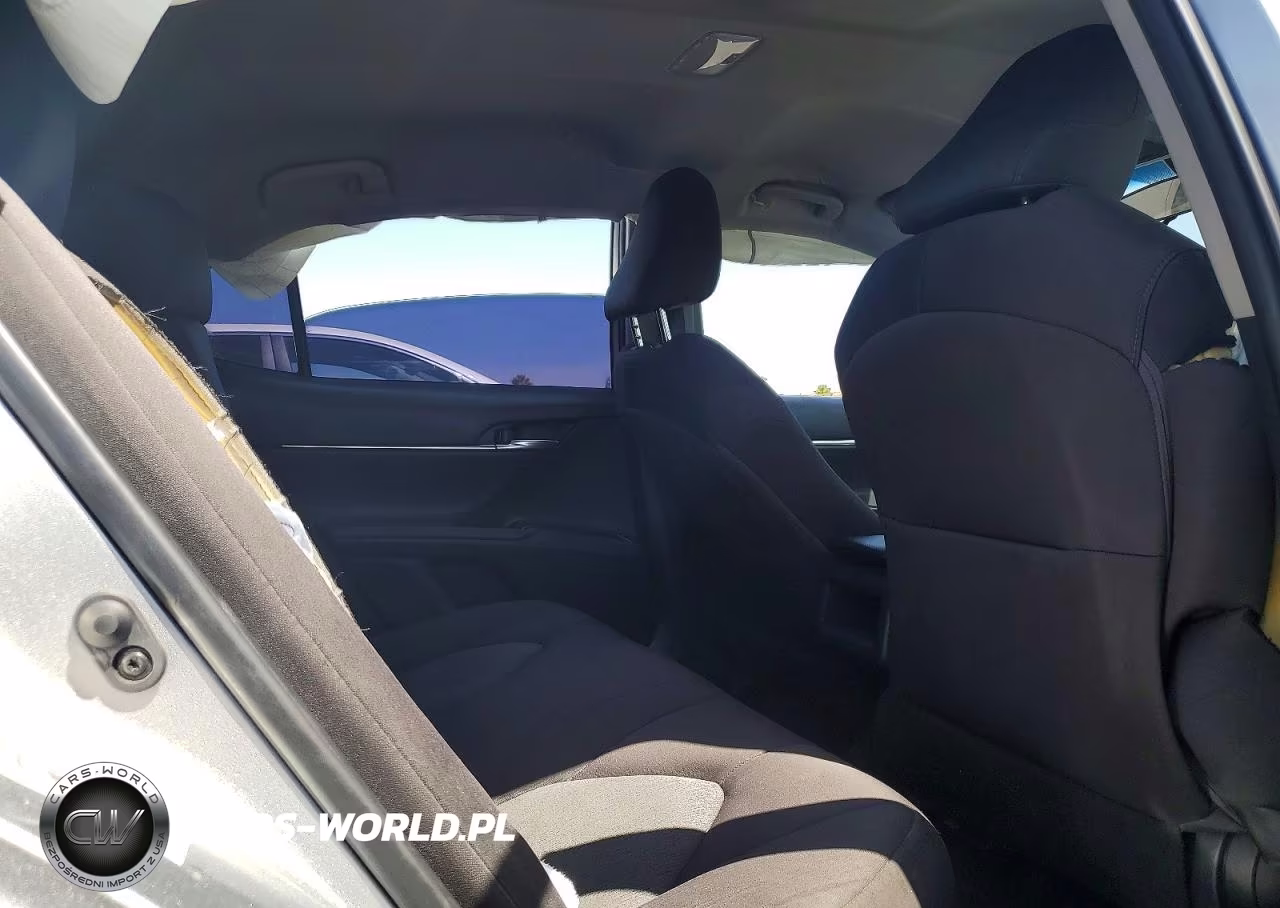 2018 Toyota Camry Le VIN:4T1B31HK0JU504114 - 10