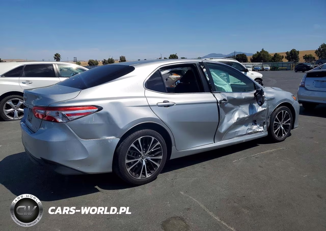 2018 Toyota Camry Le VIN:4T1B31HK0JU504114 - 3
