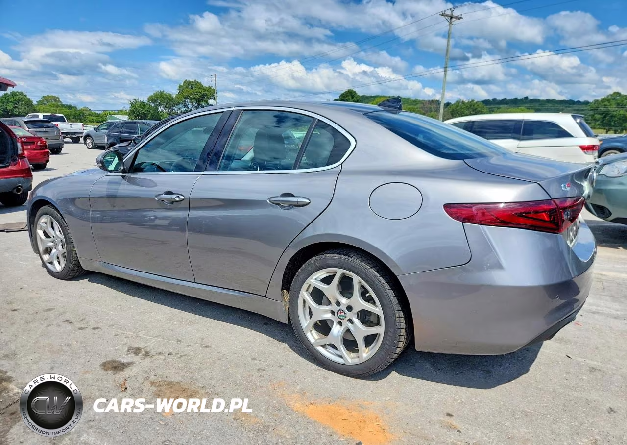 2018 Alfa Romeo Giulia Ti Q4 VIN:ZARFAEEN3J7575832 - 2