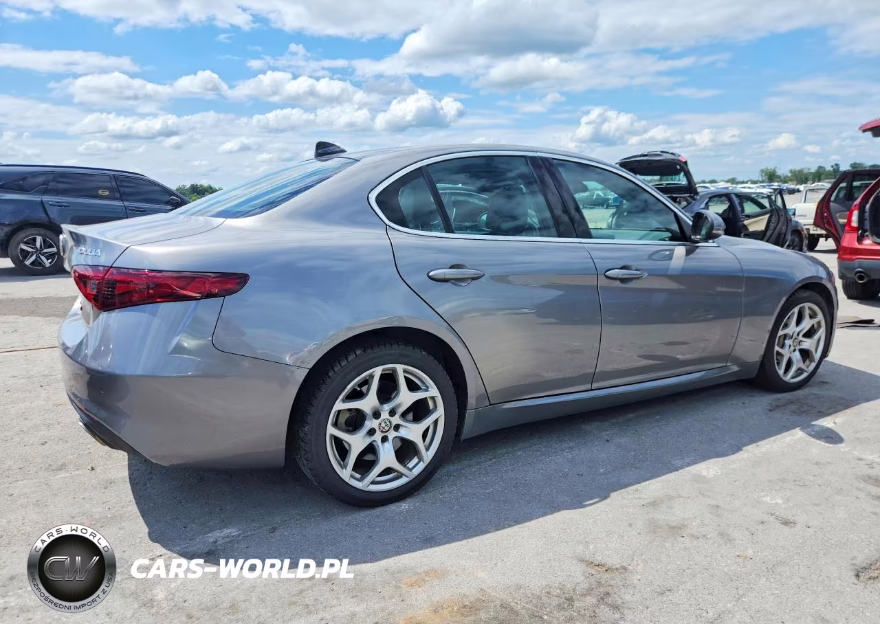 2018 Alfa Romeo Giulia Ti Q4 VIN:ZARFAEEN3J7575832 - 3