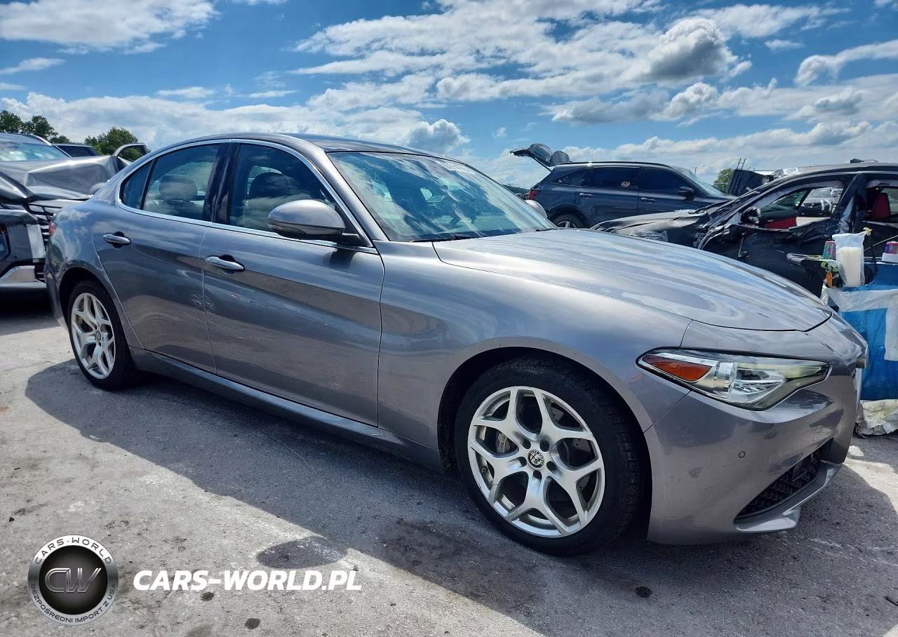 2018 Alfa Romeo Giulia Ti Q4 VIN:ZARFAEEN3J7575832 - 4
