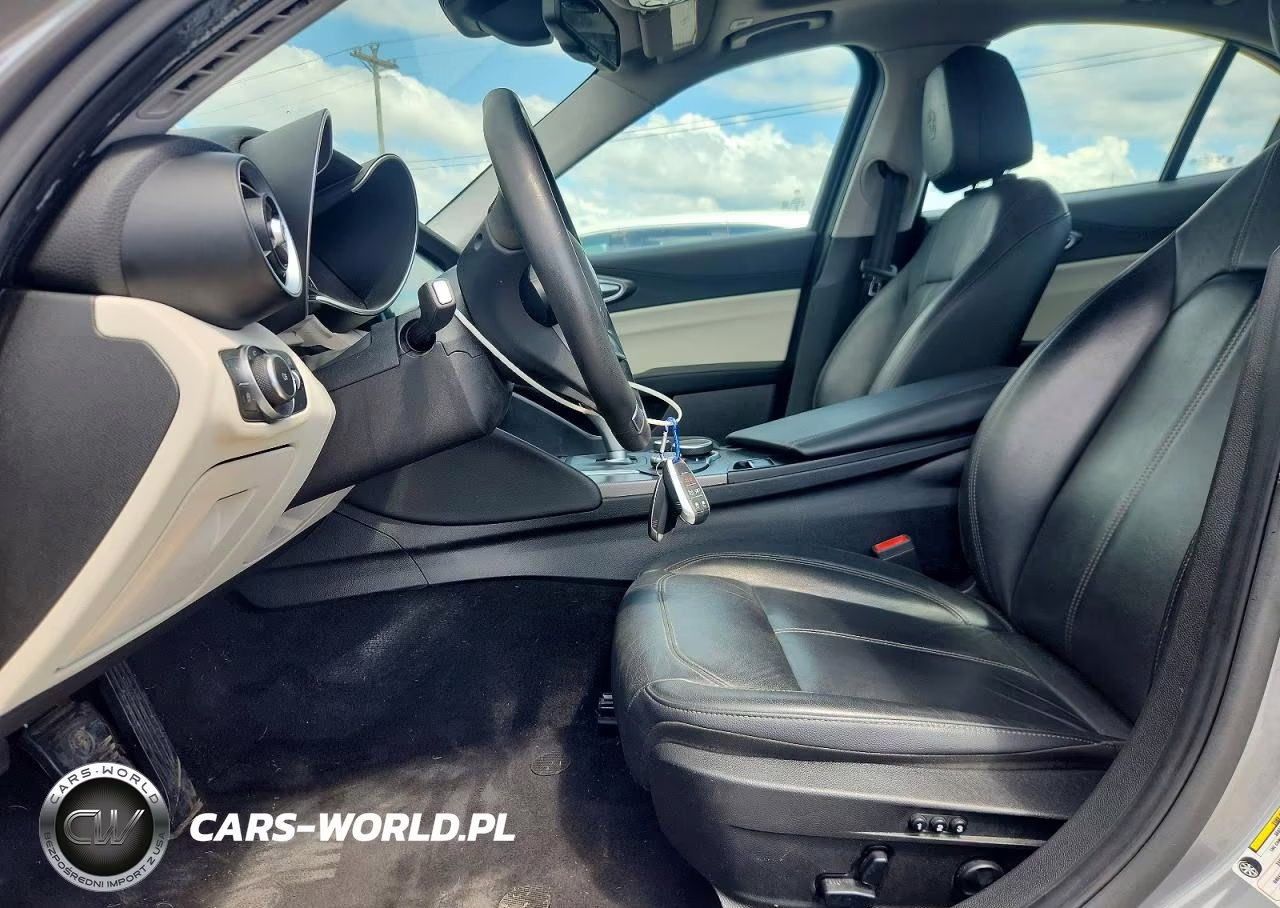 2018 Alfa Romeo Giulia Ti Q4 VIN:ZARFAEEN3J7575832 - 7