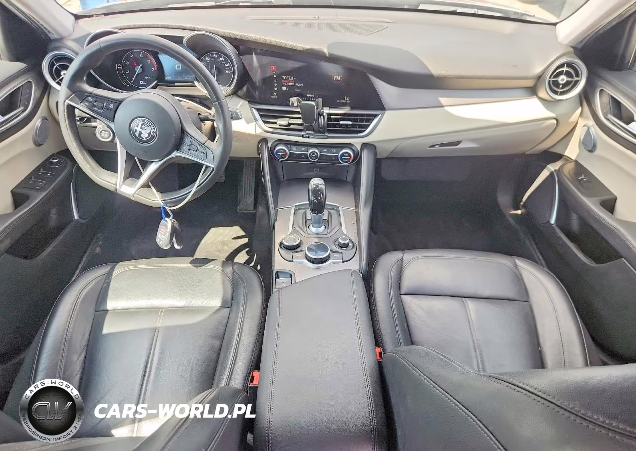 2018 Alfa Romeo Giulia Ti Q4 VIN:ZARFAEEN3J7575832 - 8
