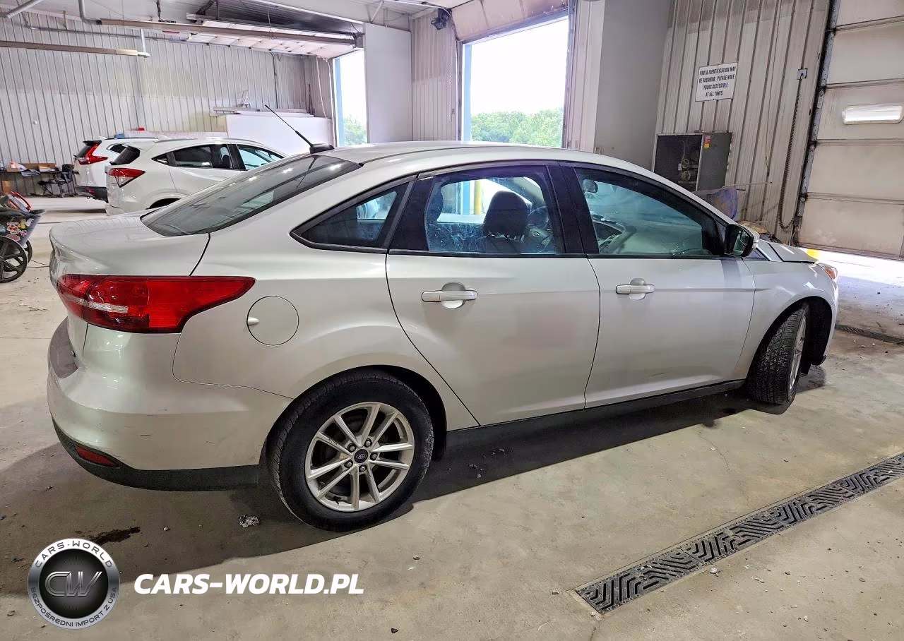 2015 Ford Focus Se VIN:1FADP3F23FL353496 - 3