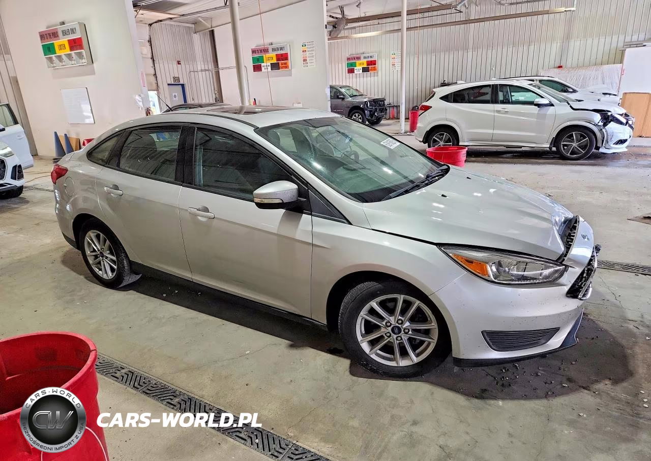 2015 Ford Focus Se VIN:1FADP3F23FL353496 - 4