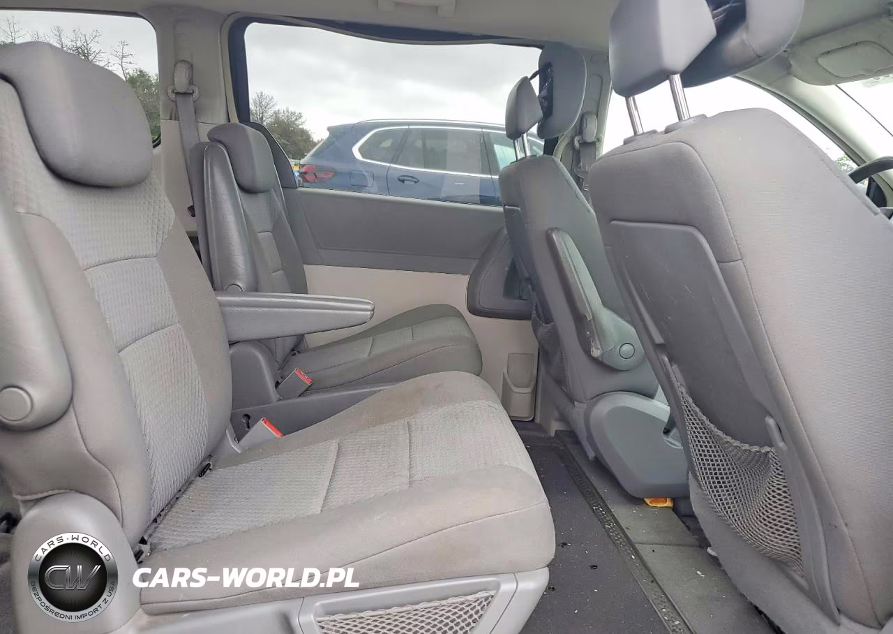 2010 Chrysler Town & Country Lx VIN:2A4RR2D17AR414678 - 11