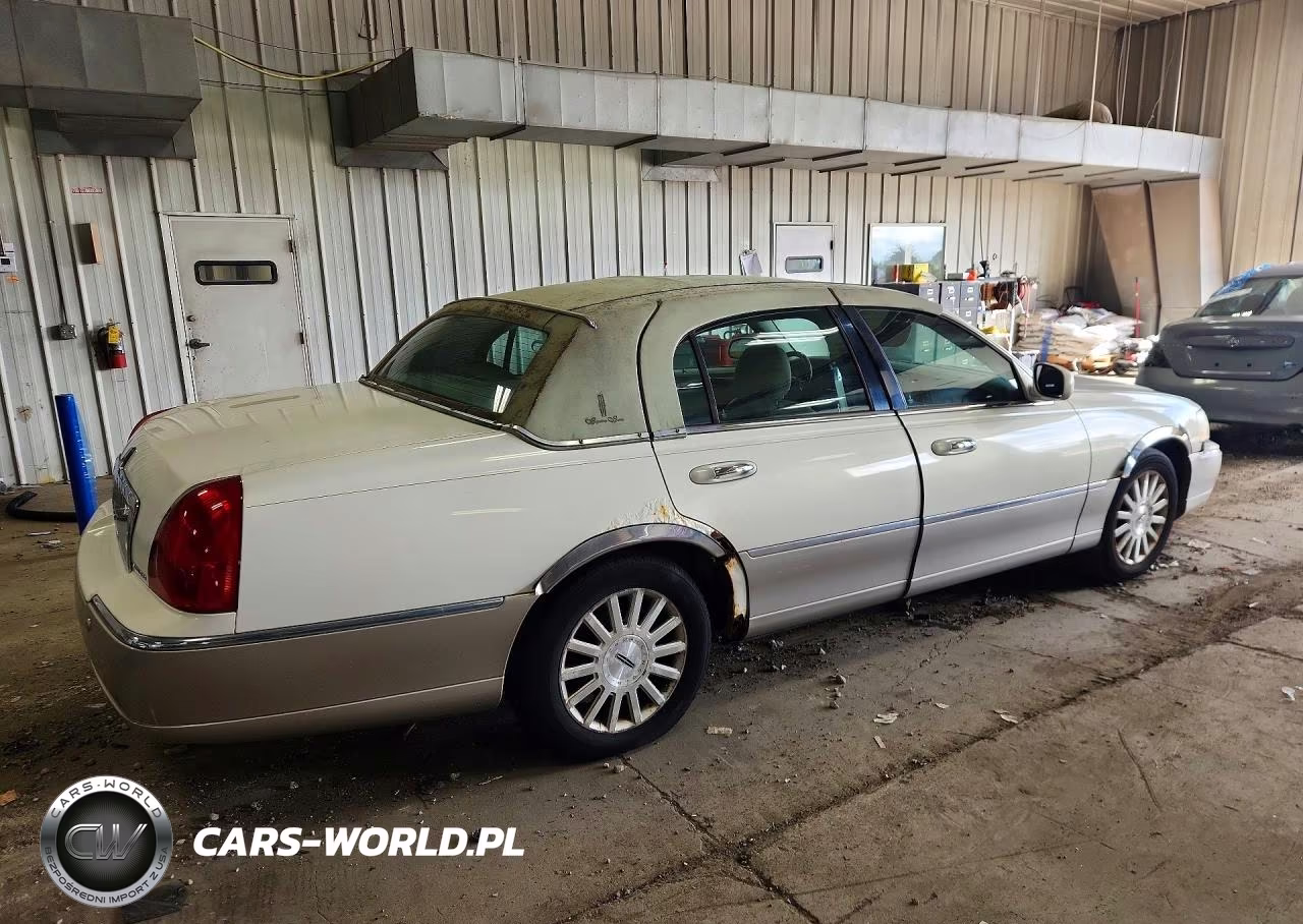 2003 Lincoln Town Car Signature VIN:1LNHM82W53Y620349 - 3