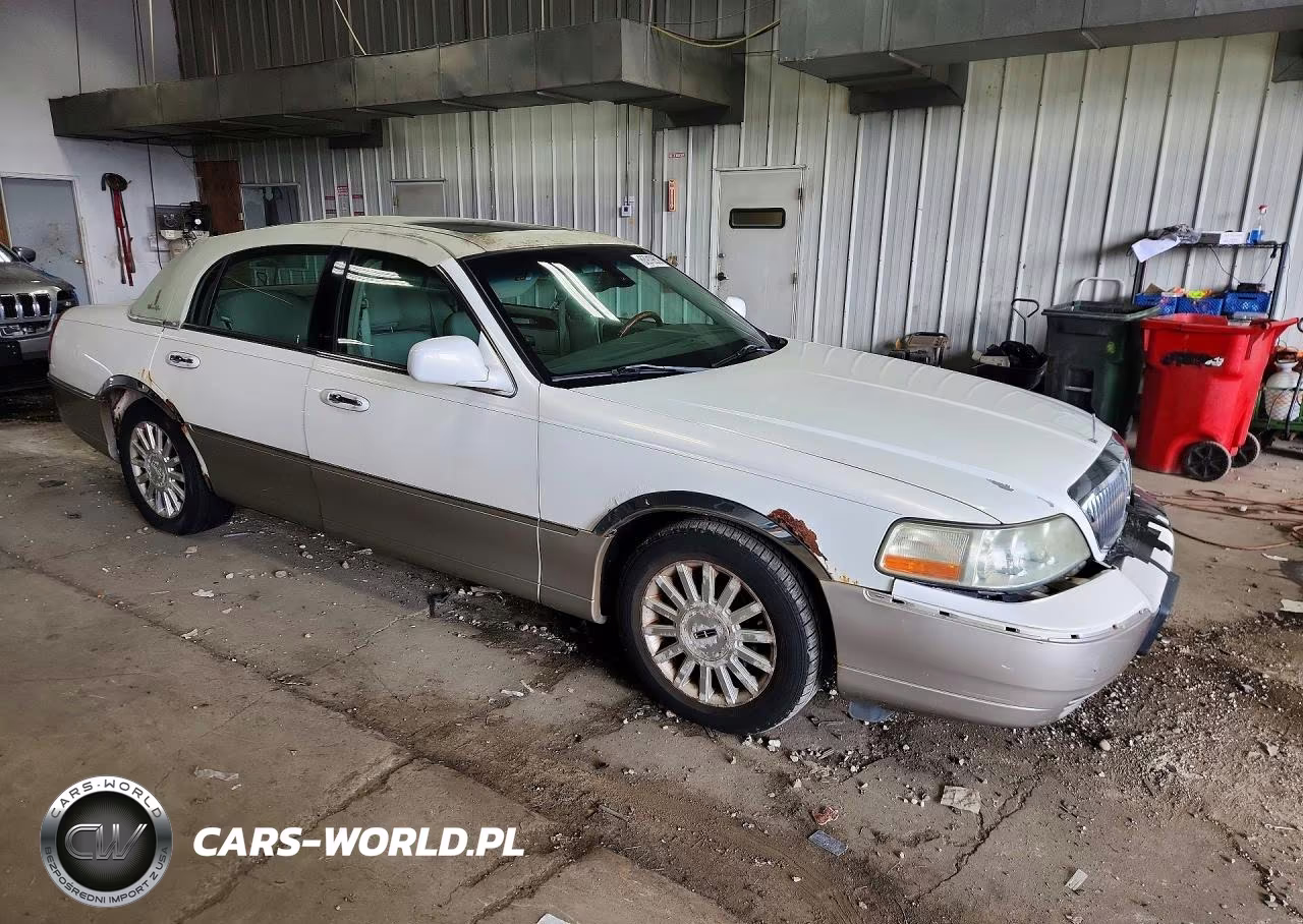 2003 Lincoln Town Car Signature VIN:1LNHM82W53Y620349 - 4