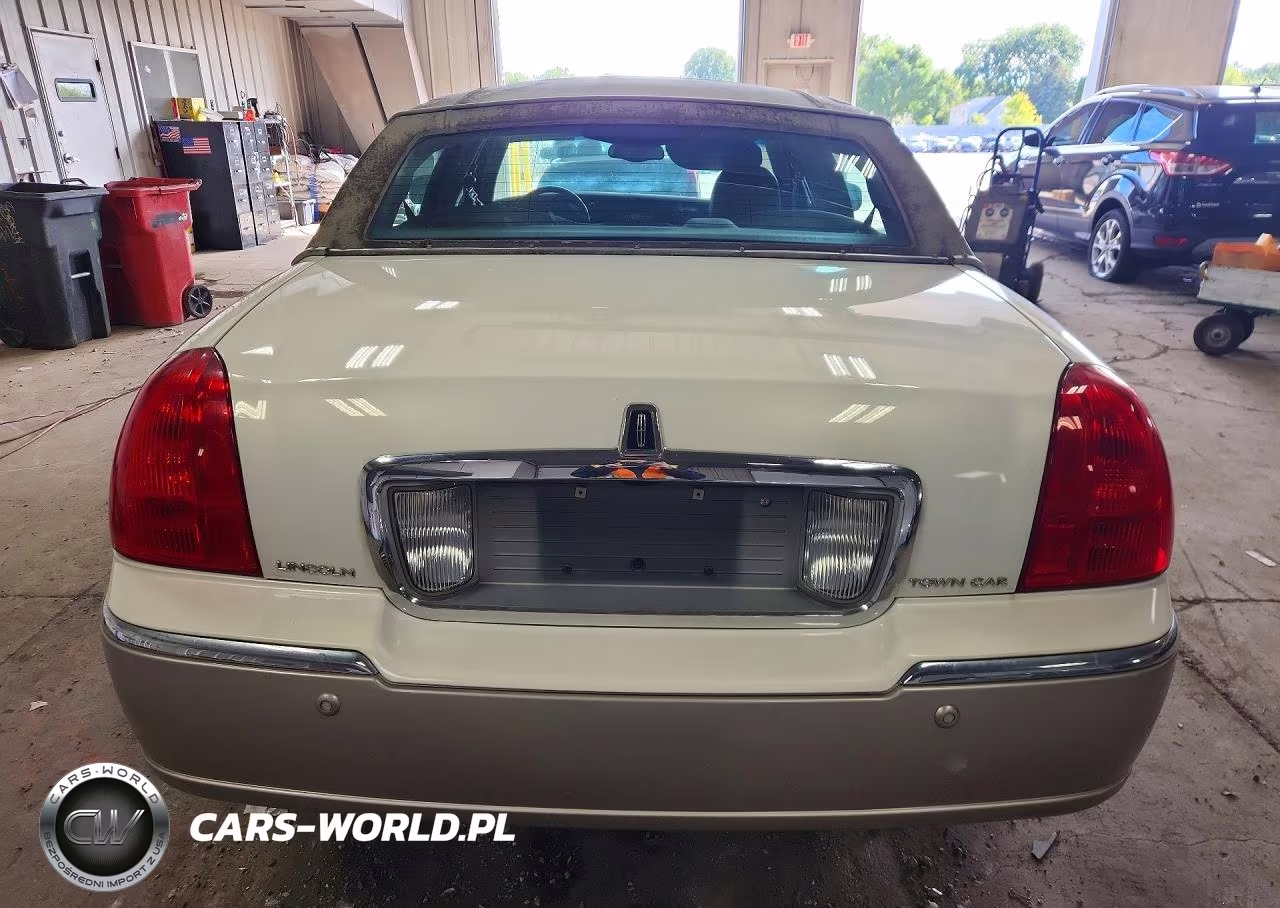 2003 Lincoln Town Car Signature VIN:1LNHM82W53Y620349 - 6
