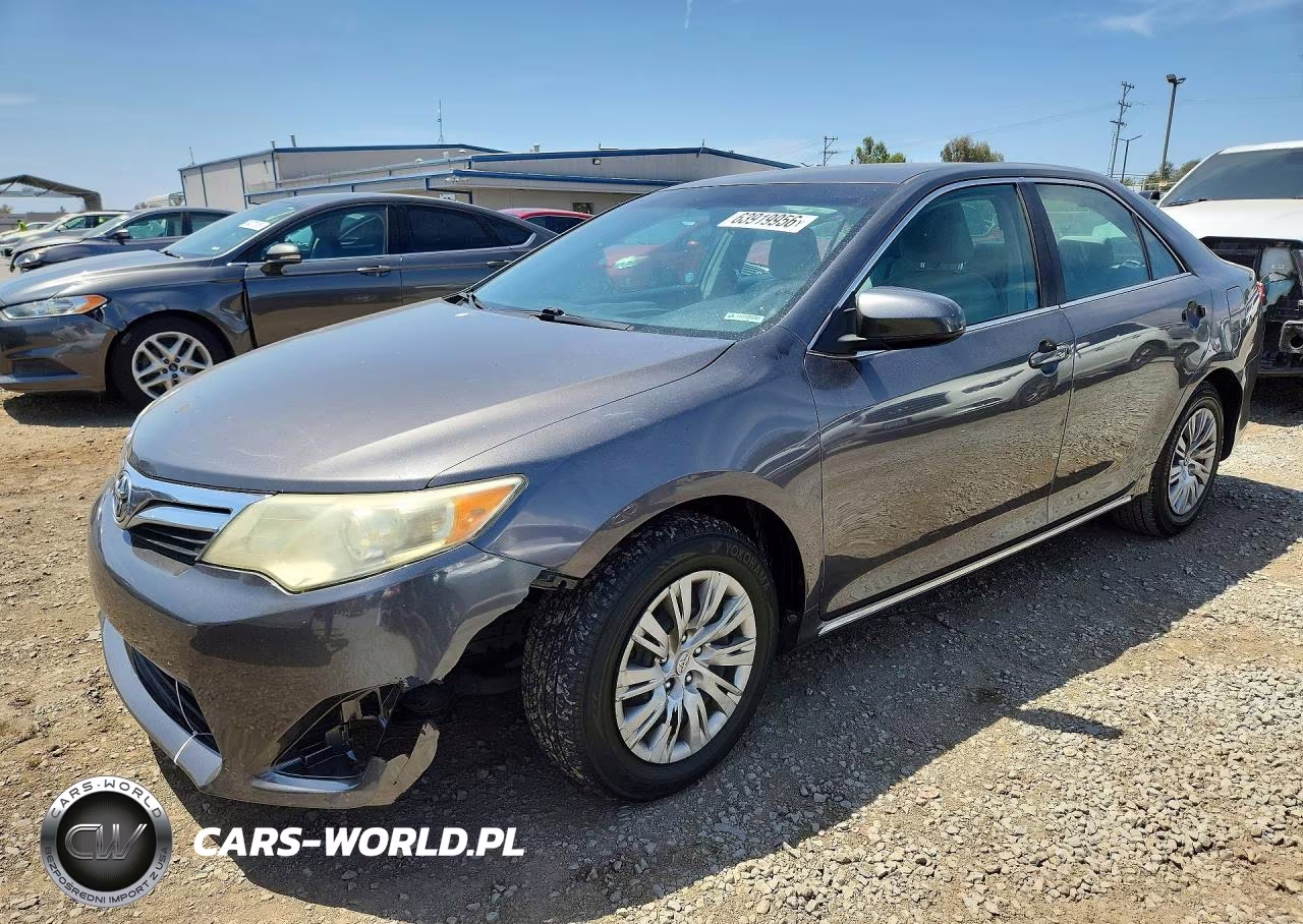 2013 Toyota Camry Le – zdjęcie 1 z 12