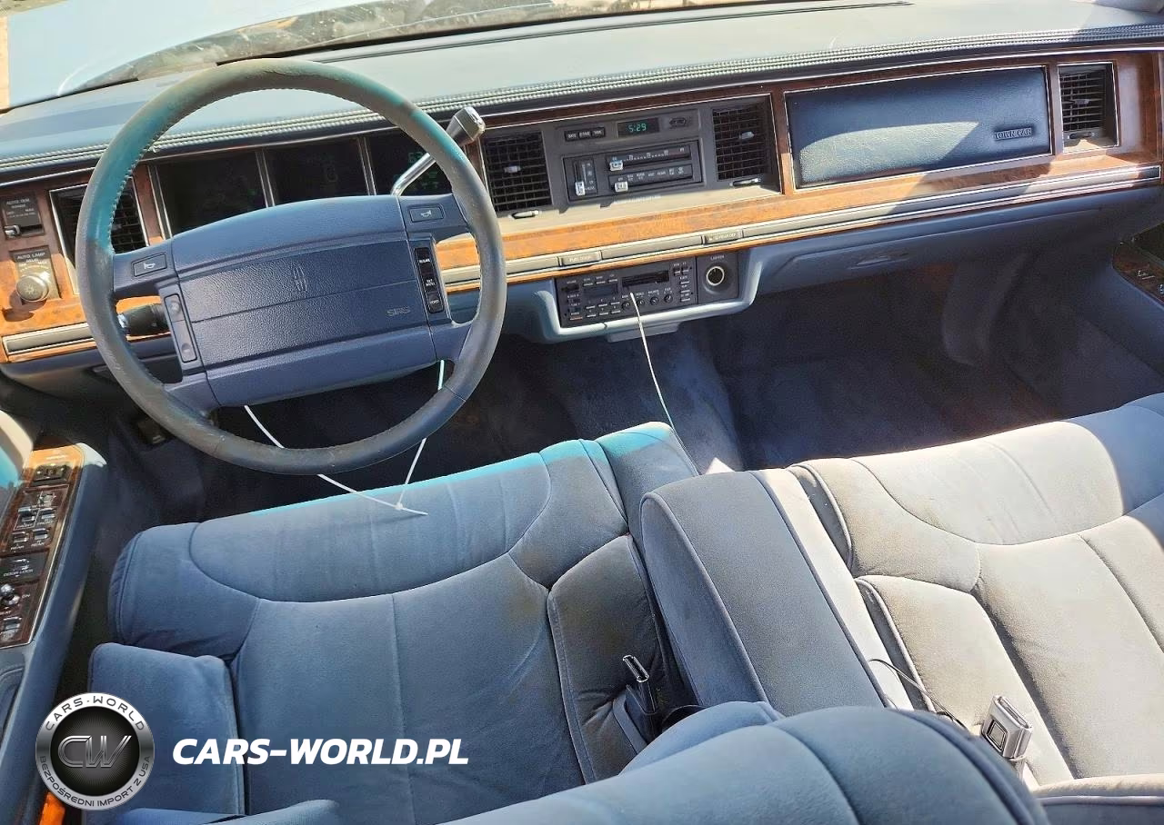 1990 Lincoln Town Car Signature VIN:1LNCM82F4LY804448 - 8