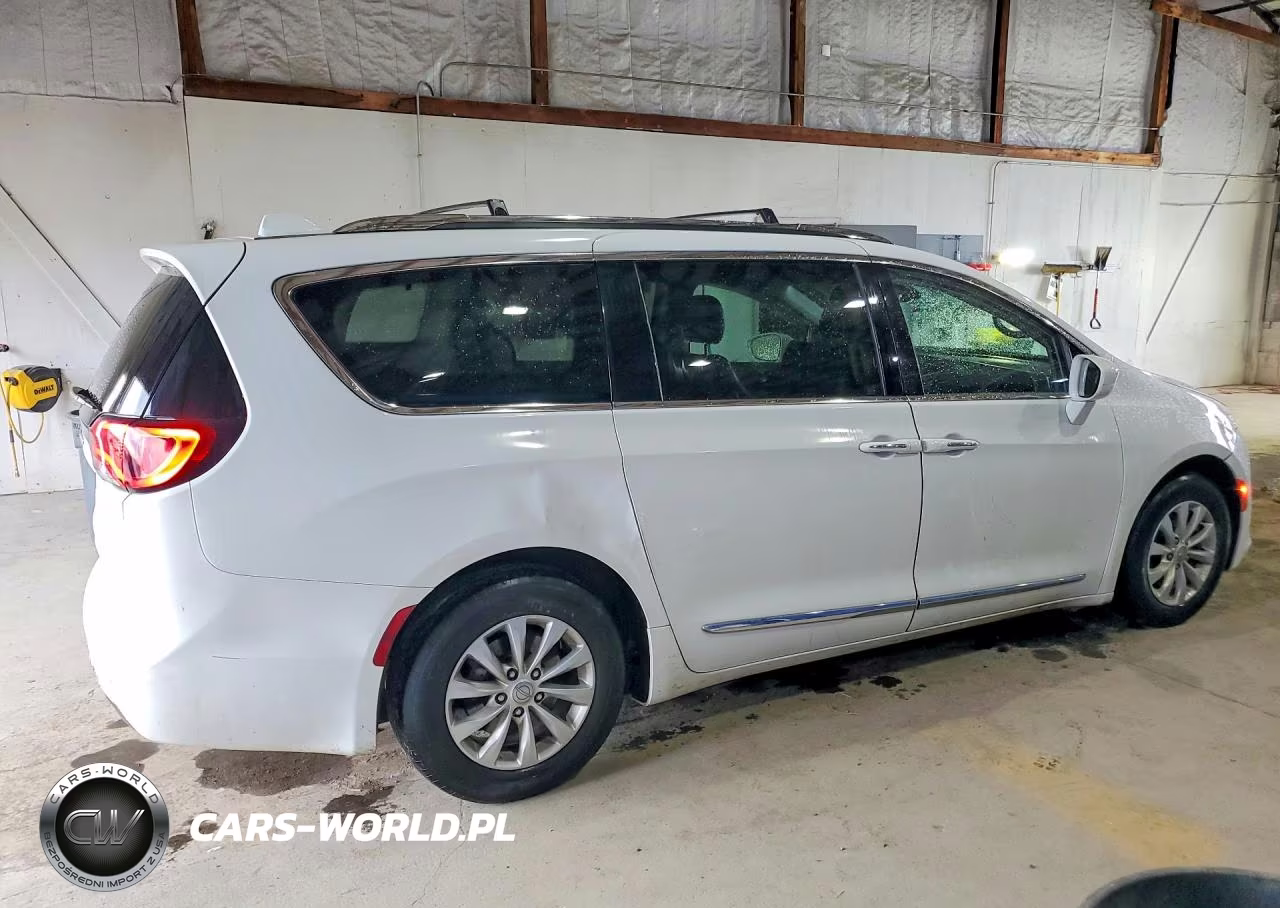 2019 Chrysler Pacifica Touring L VIN:2C4RC1BG8KR539733 - 3