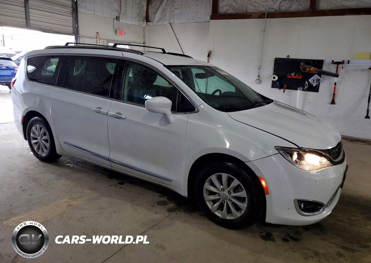 2019 Chrysler Pacifica Touring L VIN:2C4RC1BG8KR539733 - 4