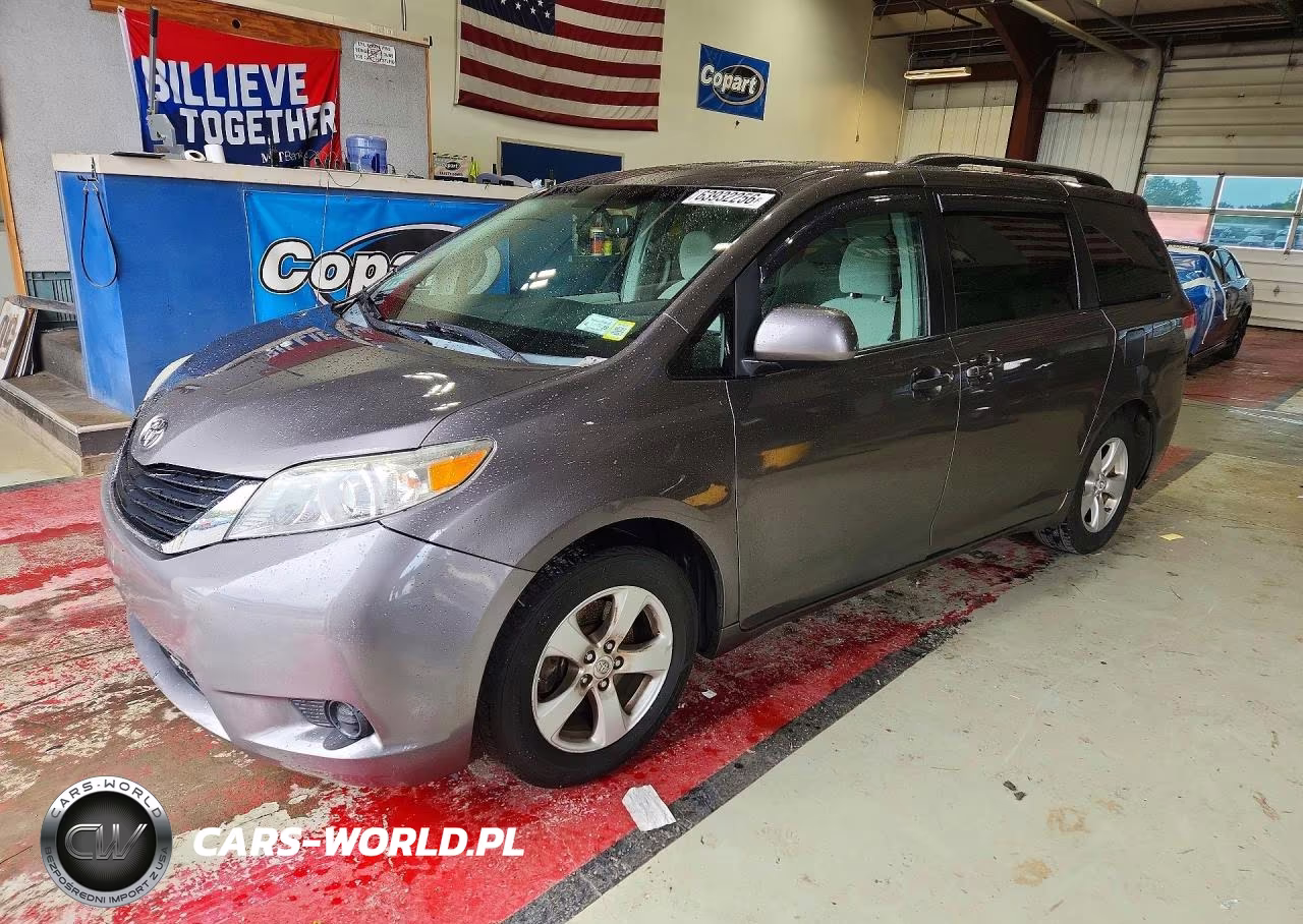 2011 Toyota Sienna Le V6 – zdjęcie 1 z 13