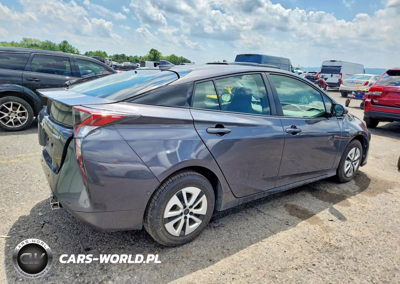 2018 Toyota Prius Three VIN:JTDKARFU9J3548115 - 3