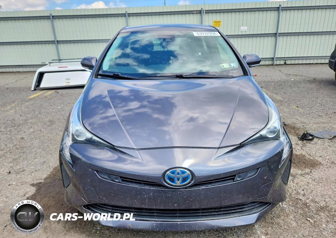 2018 Toyota Prius Three VIN:JTDKARFU9J3548115 - 5