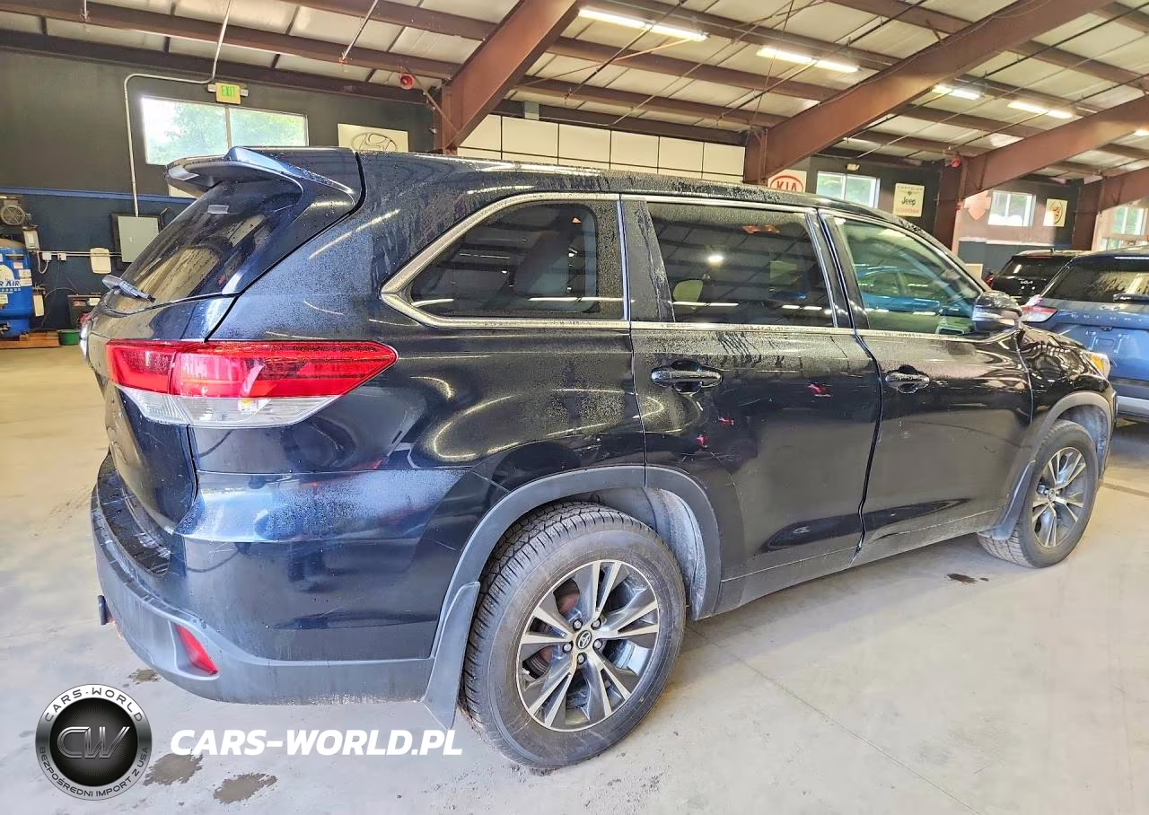 2018 Toyota Highlander Le VIN:5TDBZRFH6JS808738 - 3