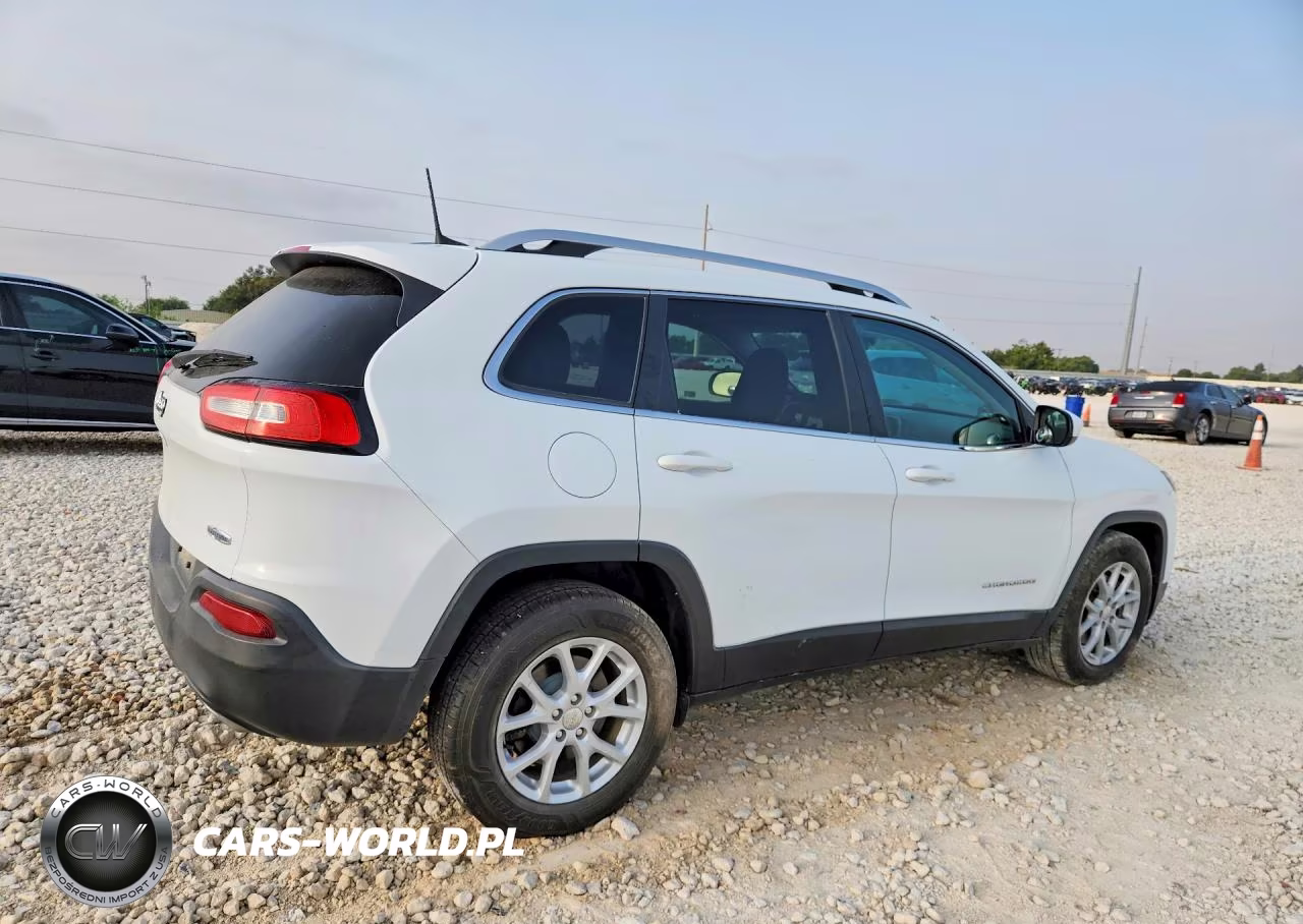 2017 Jeep Cherokee Latitude VIN:1C4PJLCS1HW663323 - 3