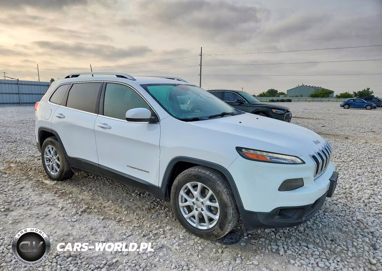2017 Jeep Cherokee Latitude VIN:1C4PJLCS1HW663323 - 4