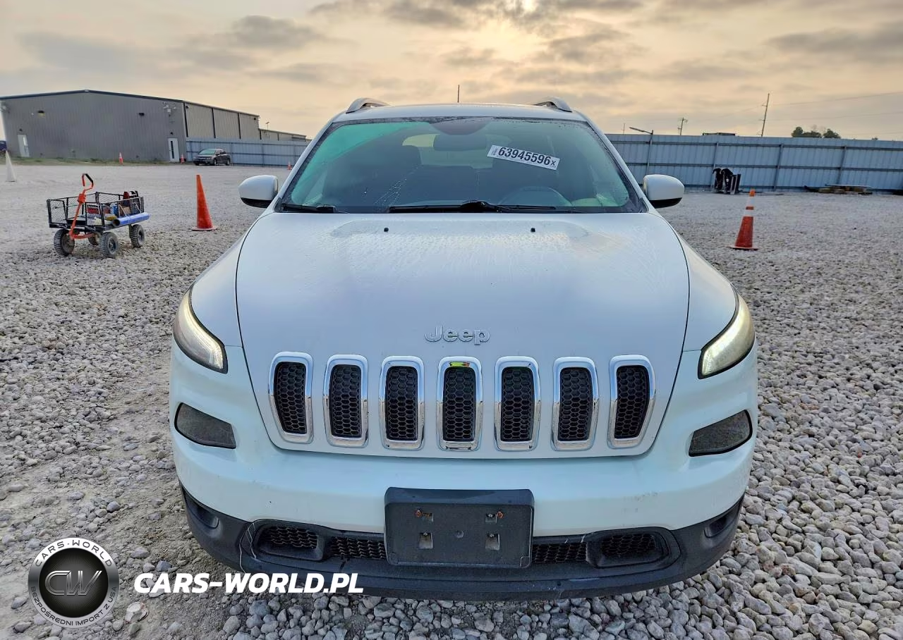 2017 Jeep Cherokee Latitude VIN:1C4PJLCS1HW663323 - 5