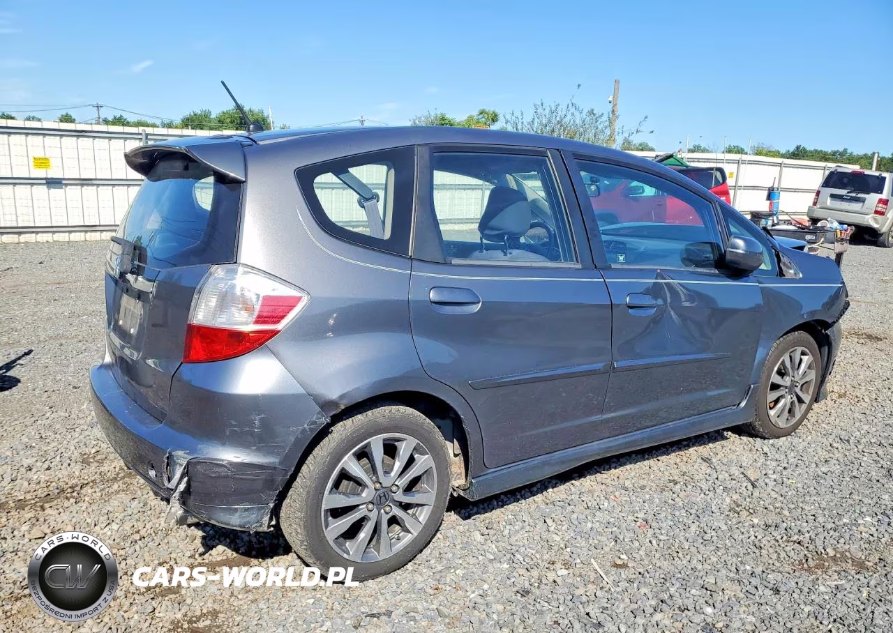 2013 Honda Fit Sport VIN:JHMGE8H51DC070253 - 3