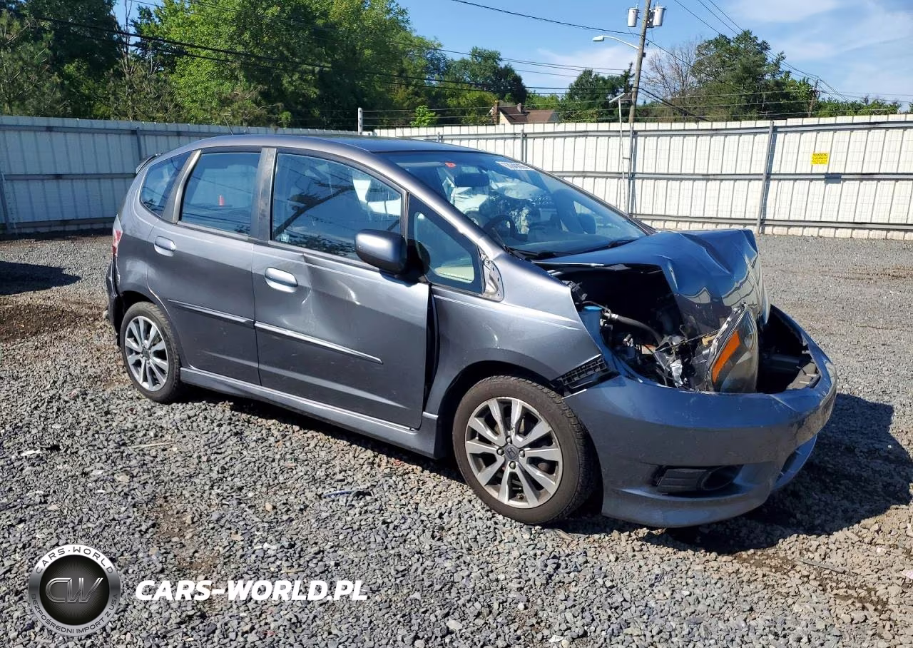 2013 Honda Fit Sport VIN:JHMGE8H51DC070253 - 4