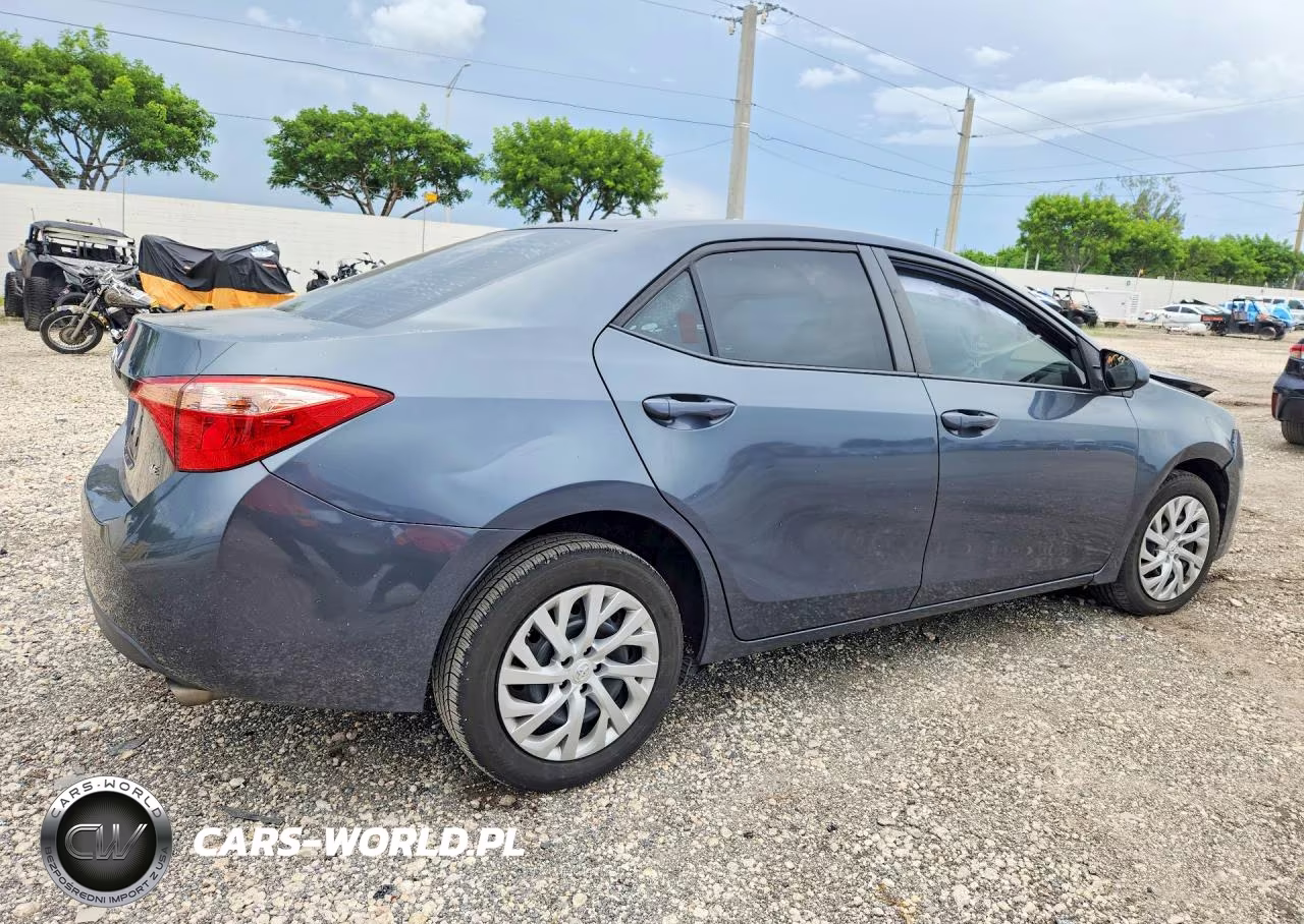 2018 Toyota Corolla Le VIN:5YFBURHE4JP829906 - 3