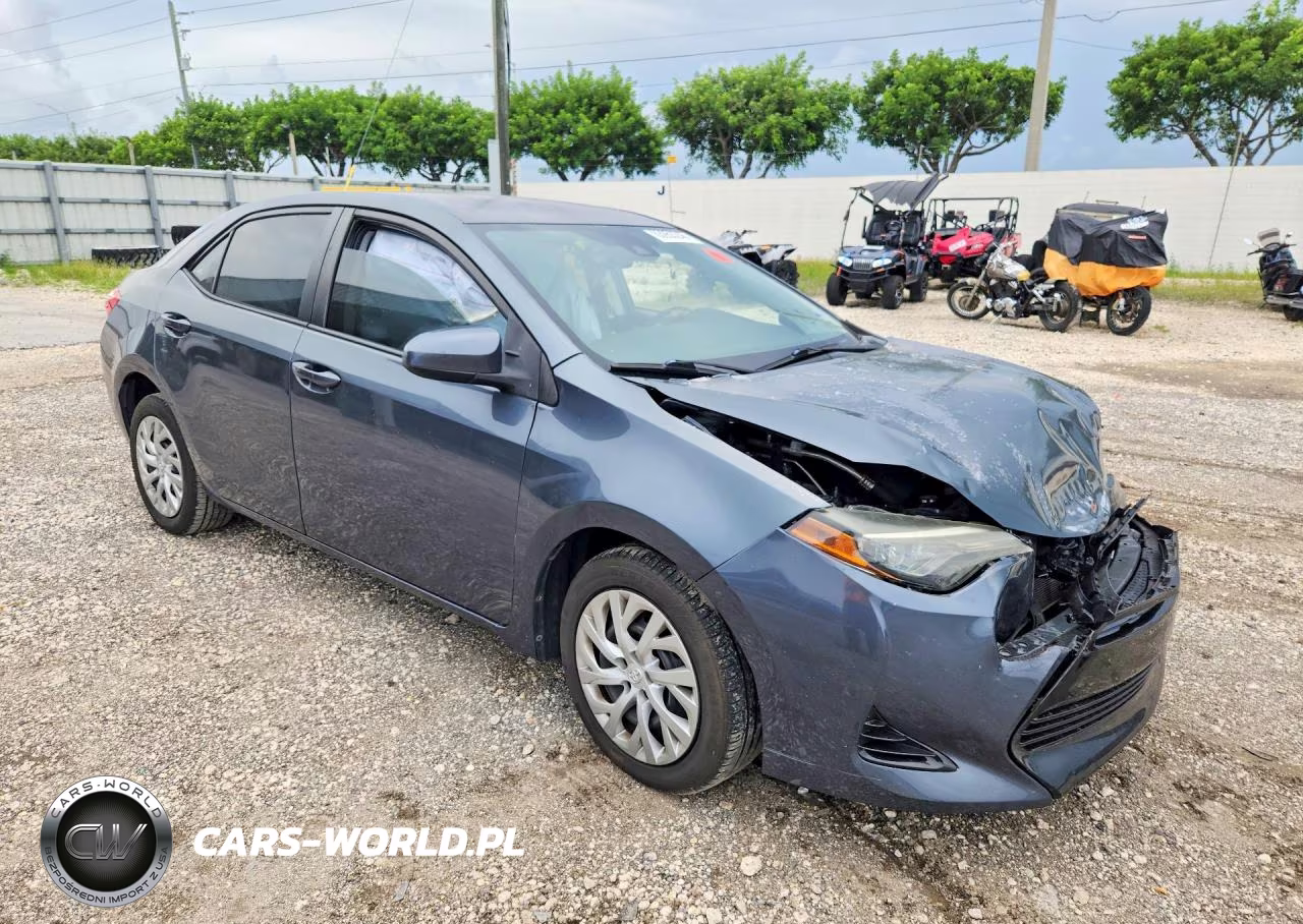 2018 Toyota Corolla Le VIN:5YFBURHE4JP829906 - 4