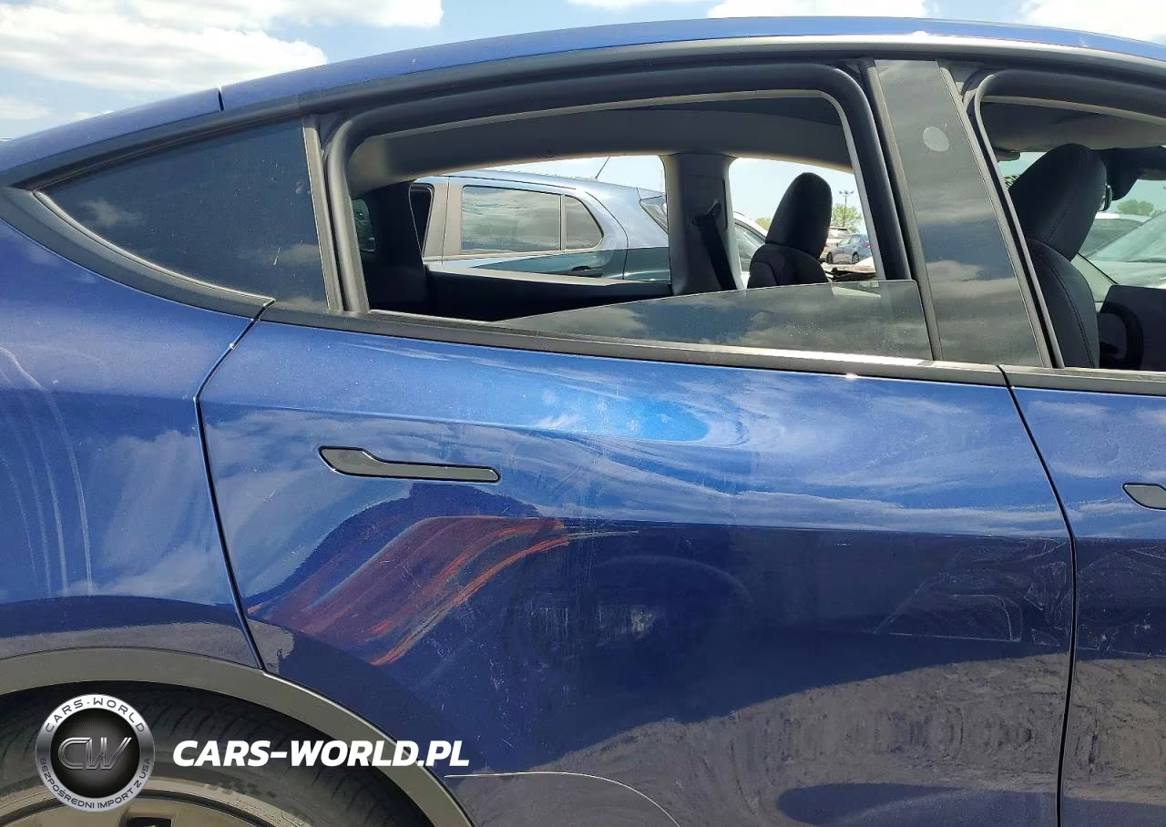 2023 Tesla Model Y VIN:7SAYGDEF7PF866070 - 11