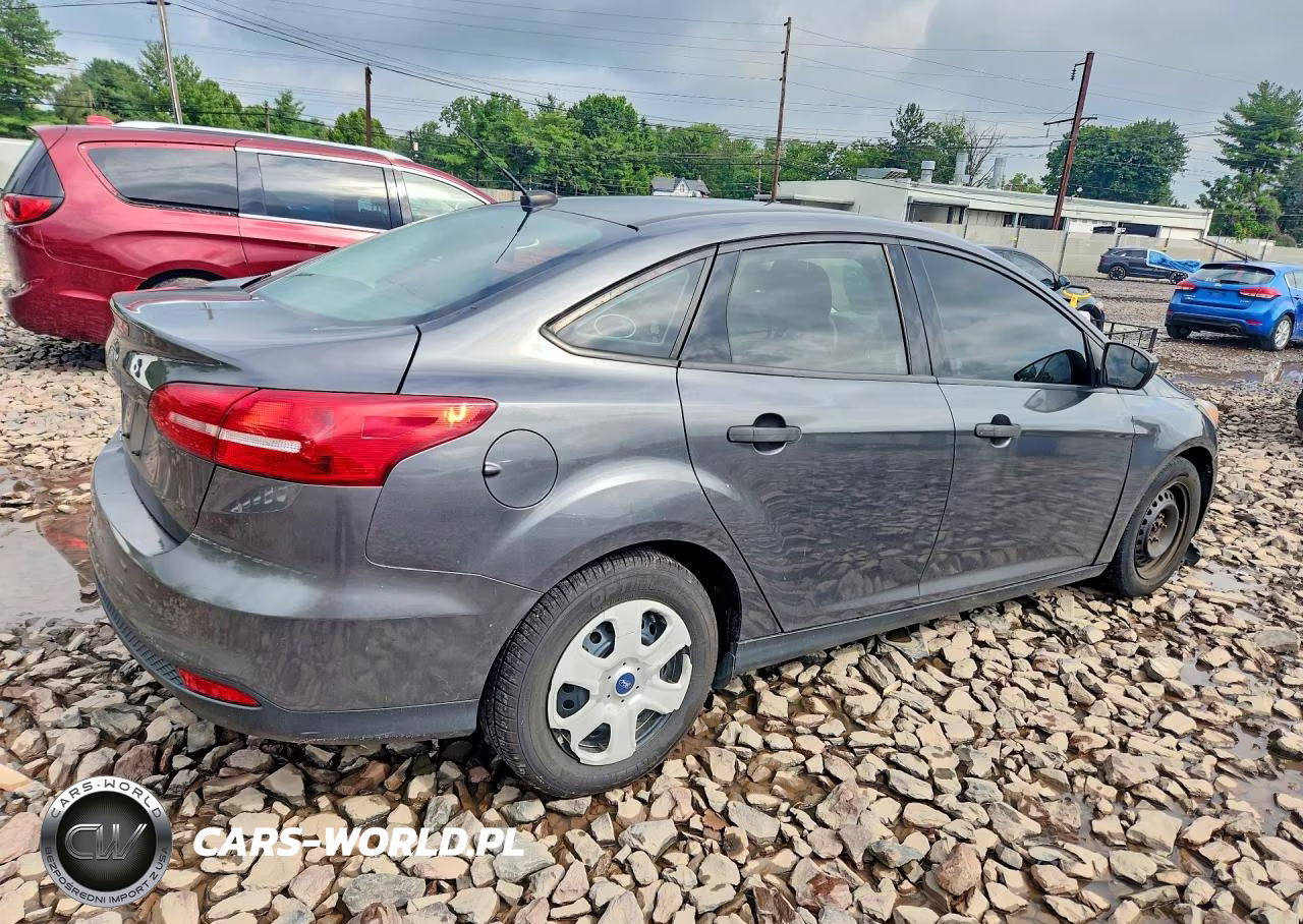 2018 Ford Focus S VIN:1FADP3E22JL298596 - 3