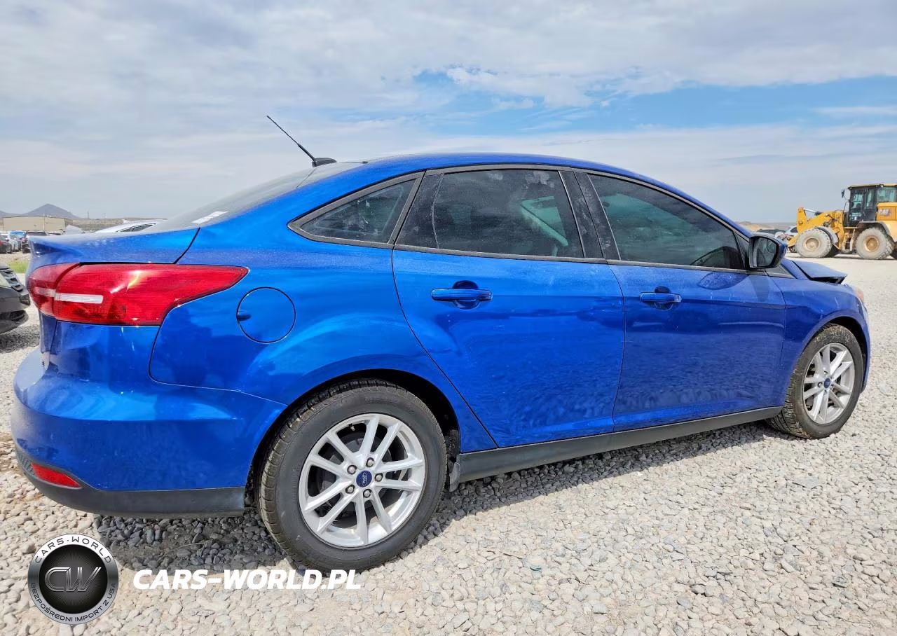 2018 Ford Focus Se VIN:1FADP3F26JL312417 - 3