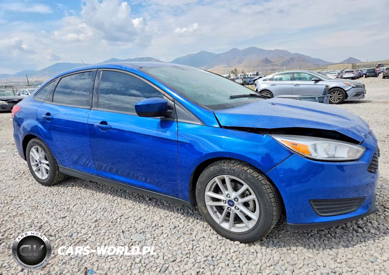 2018 Ford Focus Se VIN:1FADP3F26JL312417 - 4
