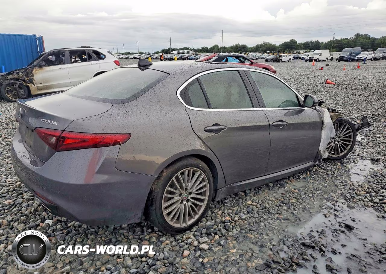 2018 Alfa Romeo Giulia Ti VIN:ZARFAECN4J7592156 - 3