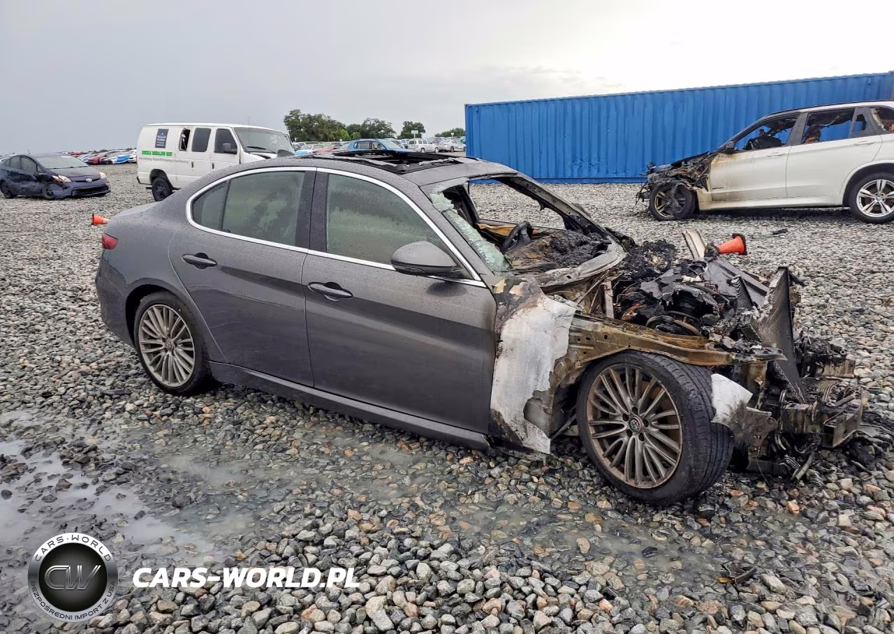 2018 Alfa Romeo Giulia Ti VIN:ZARFAECN4J7592156 - 4
