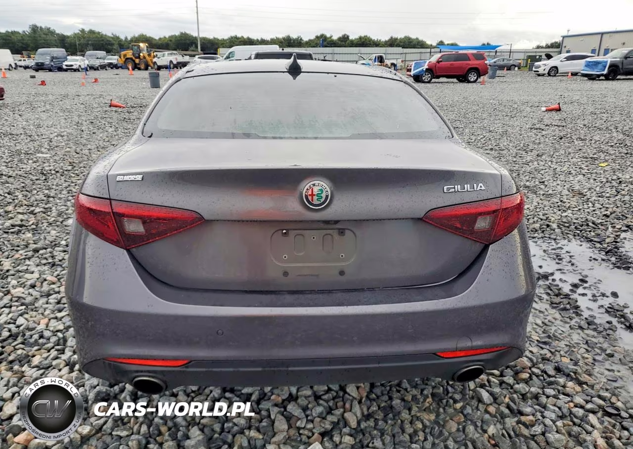 2018 Alfa Romeo Giulia Ti VIN:ZARFAECN4J7592156 - 6